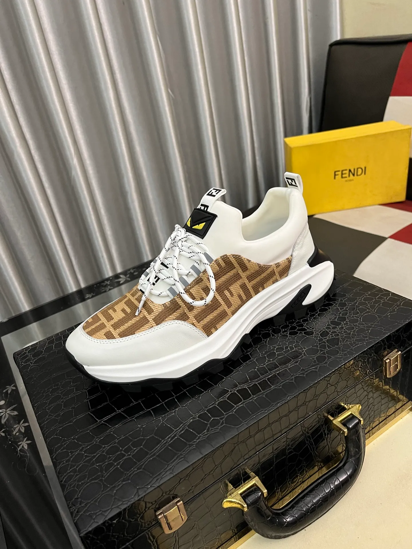 Men's Men's Shoes💰458⌚️⌚️[FENDI] Fendi's classic and comfortable men's, this complex sneaker is made of soft calfskin➕genuine leather lining➕original ultra-light rubber material with rough outsole. This unique light style is suitable for the casual and refined sensibility of this season. It is comfortable and natural on the feet. It is an everyday style for casual travel in autumn and winter! 38−443️⃣colors available